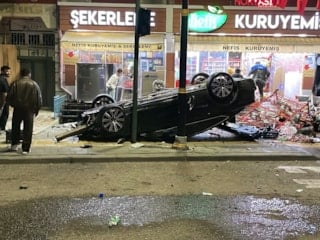 Sivas'ta kontrolden çıkan otomobil 2 iş yerine çarparak devrildi