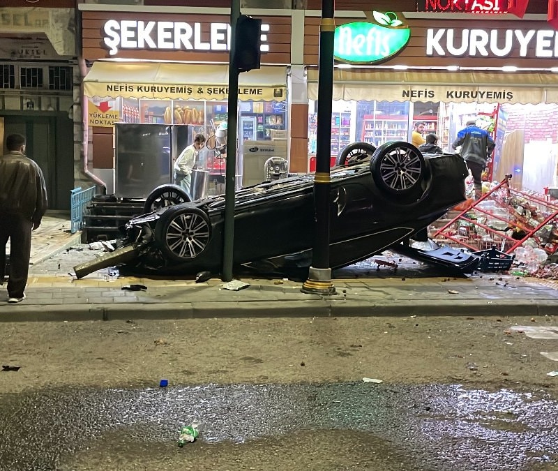 Sivas'ta kontrolden çıkan otomobil 2 iş yerine çarparak devrildi