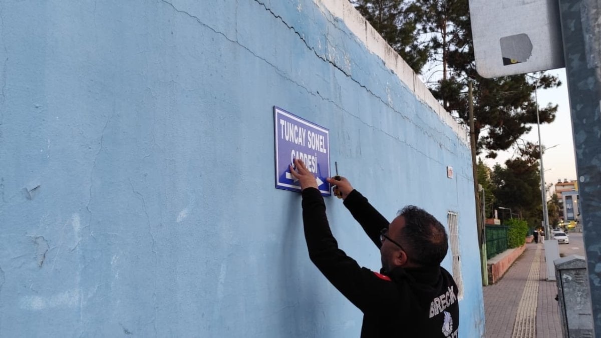 Tuncay Sonel'in adının verildiği caddenin tabelası söküldü
