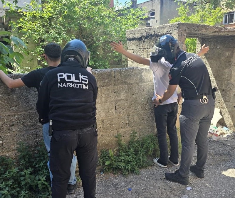 Adana’da metruk binalara narkotik operasyonu