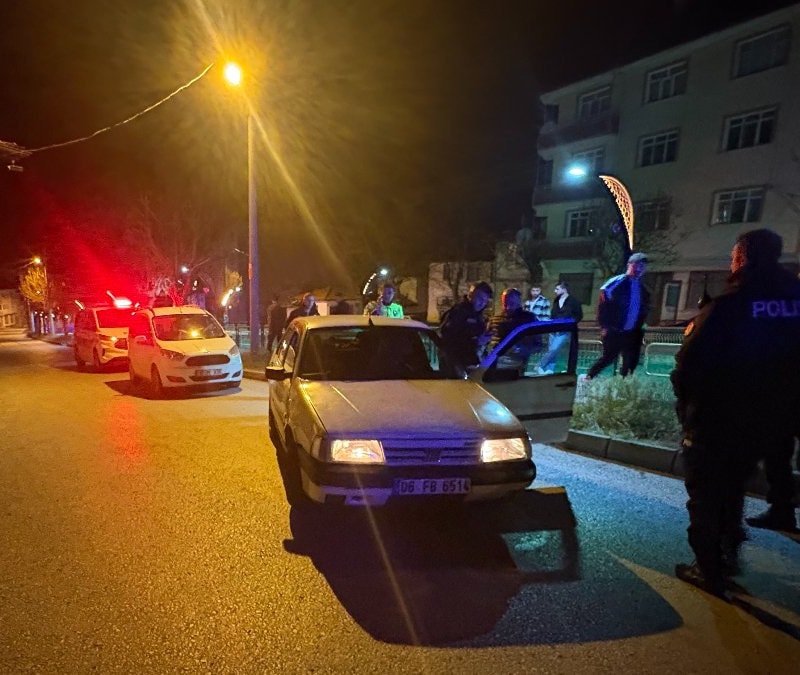 Kastamonu'da trafikte kendilerini uyaran adamı darbettiler: Otomobili bırakıp kaçtılar