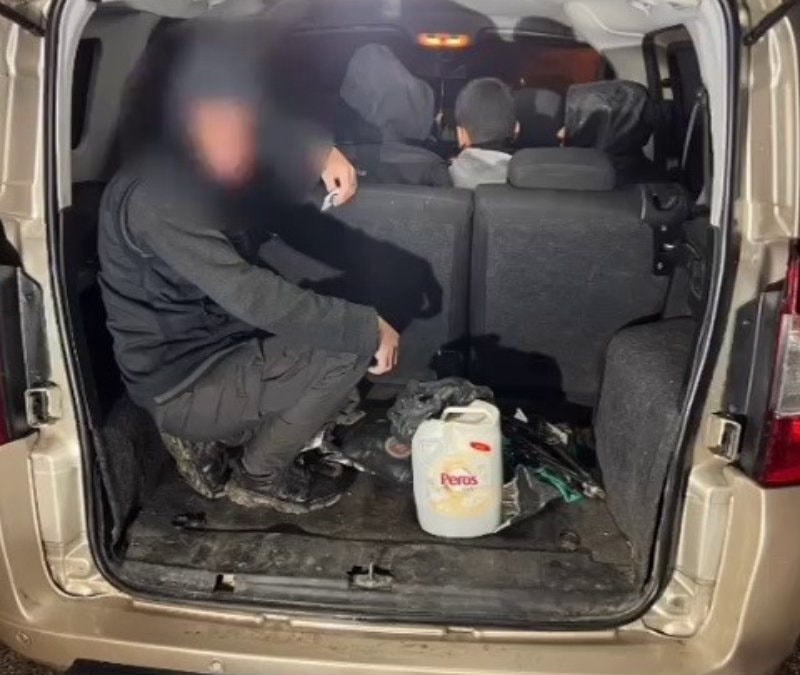 Hatay'da aracın bagajından kaçak göçmen çıktı