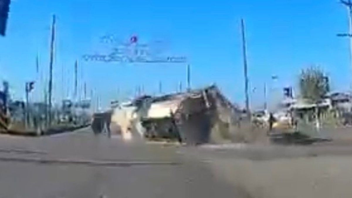 Gaziantep’te akaryakıt yüklü tır devrildi: O anlar kameraya yansıdı