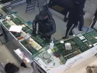 İstanbul'da kuyumcuya soygun girişimi: İşletme sahibinin çığlıklarıyla kaçtılar