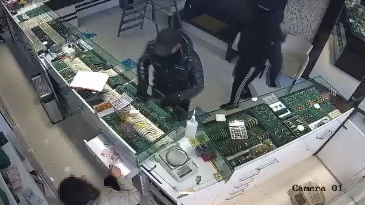 İstanbul'da kuyumcuya soygun girişimi: İşletme sahibinin çığlıklarıyla kaçtılar