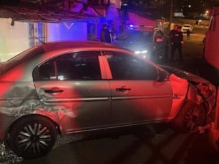 Tekirdağ'da polisten kaçan alkollü sürücü korkuluklara çarptı