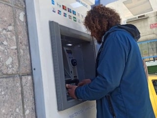 Zonguldak'ta ATM'de unutulan 13 bin lirayı zabıtaya teslim etti