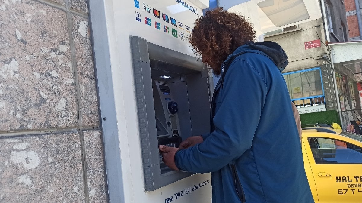 Zonguldak'ta ATM'de unutulan 13 bin lirayı zabıtaya teslim etti
