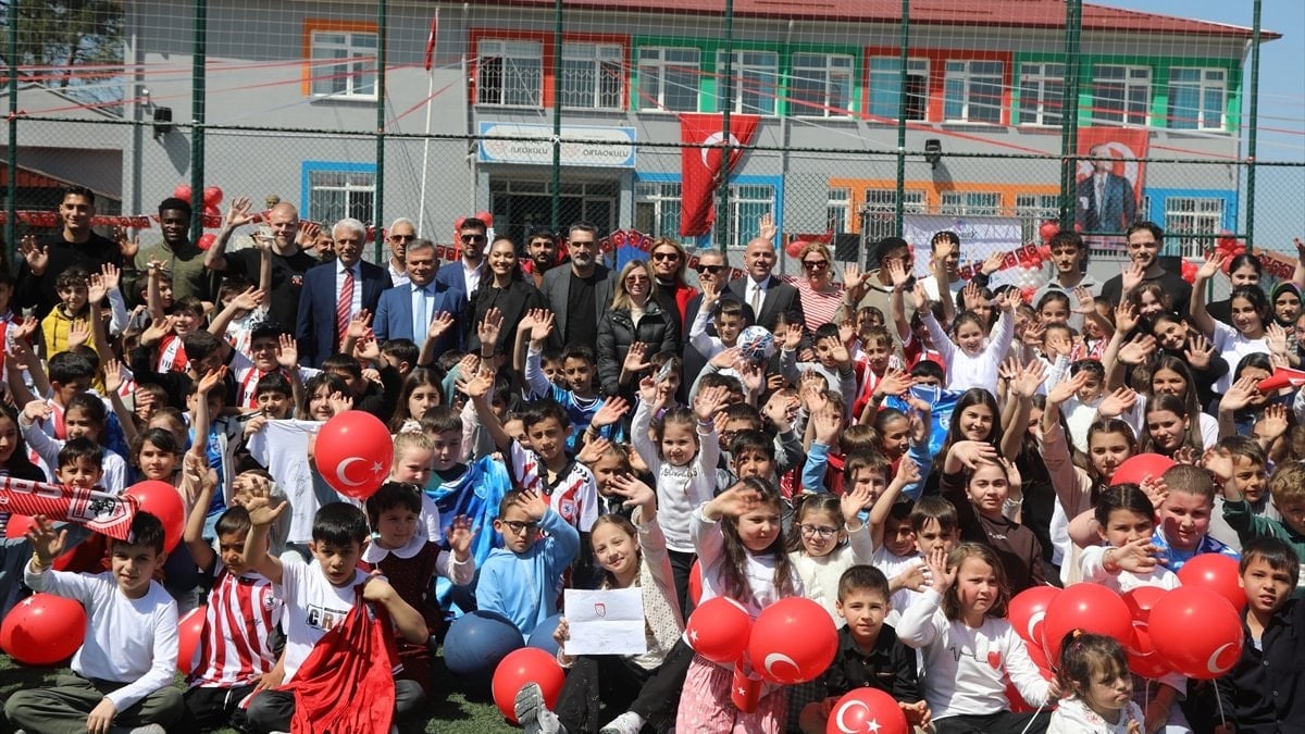 Samsunsporlu oyuncular, 23 Nisan şenliğinde köy çocukları ile buluştu