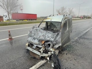 Eskişehir’de korkutan kaza: Araç alev aldı, sürücü son anda kurtarıldı