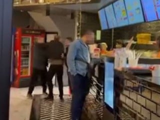 İstanbul'da siparişi geç gelen şahıs, çalışanların üzerine yürüdü: Buranın sahibi biziz