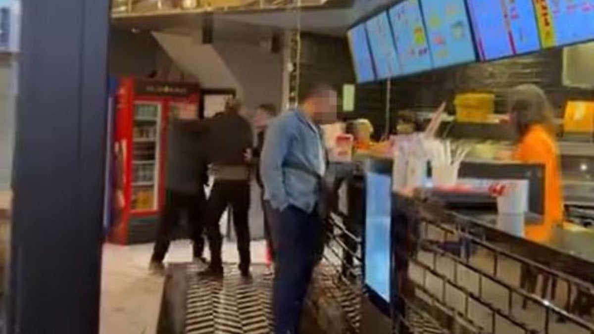 İstanbul'da siparişi geç gelen şahıs, çalışanların üzerine yürüdü: Buranın sahibi biziz