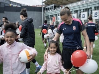 ABB FOMGET'li oyuncular, ihtiyaç sahibi çocuklarla buluştu