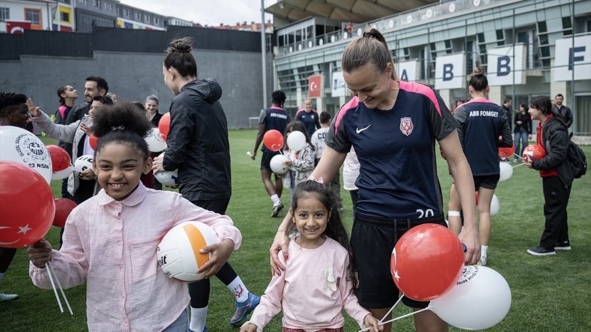 ABB FOMGET'li oyuncular, ihtiyaç sahibi çocuklarla buluştu