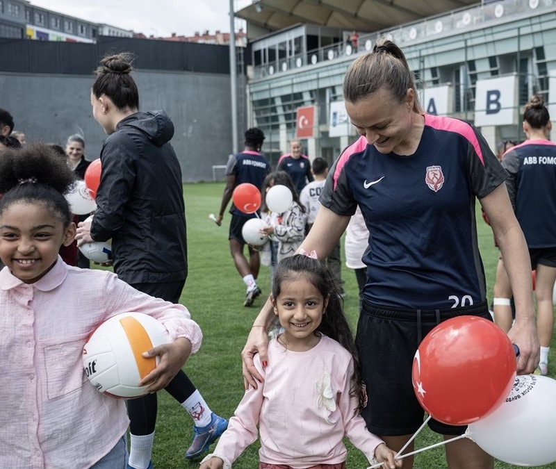 ABB FOMGET'li oyuncular, ihtiyaç sahibi çocuklarla buluştu