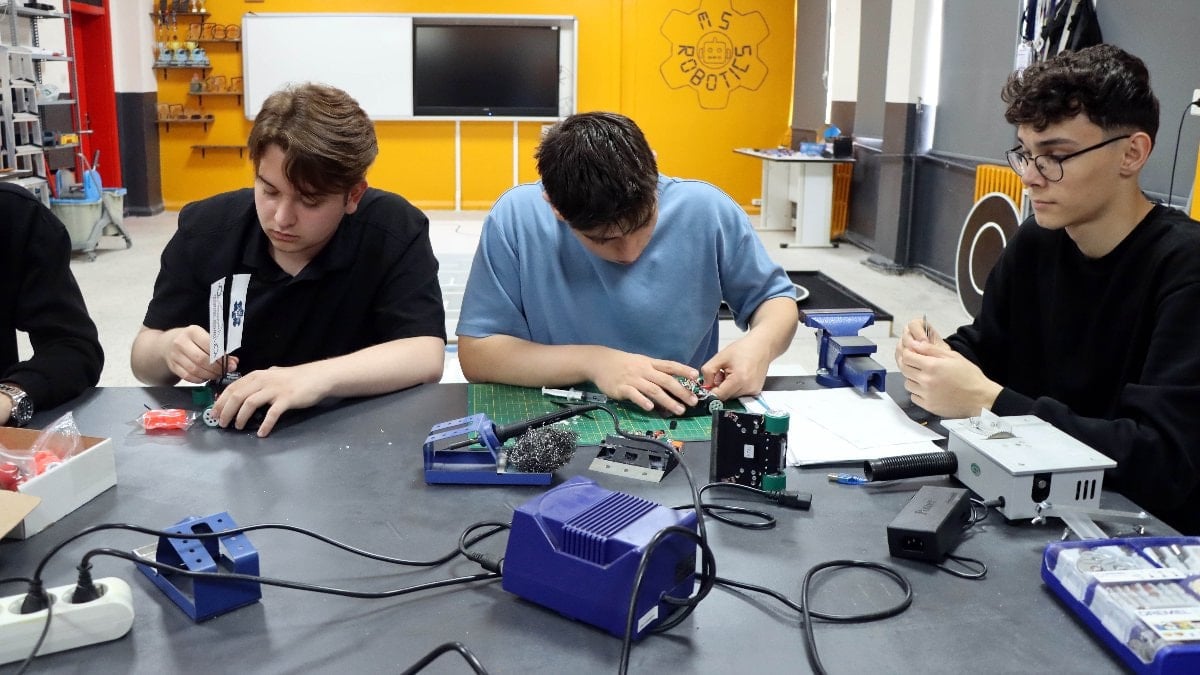 Kırklarelili öğrenciler Yunanistan’da zirvede: Robot olimpiyatlarından çifte başarı