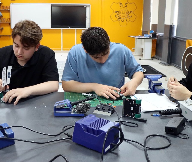 Kırklarelili öğrenciler Yunanistan’da zirvede: Robot olimpiyatlarından çifte başarı