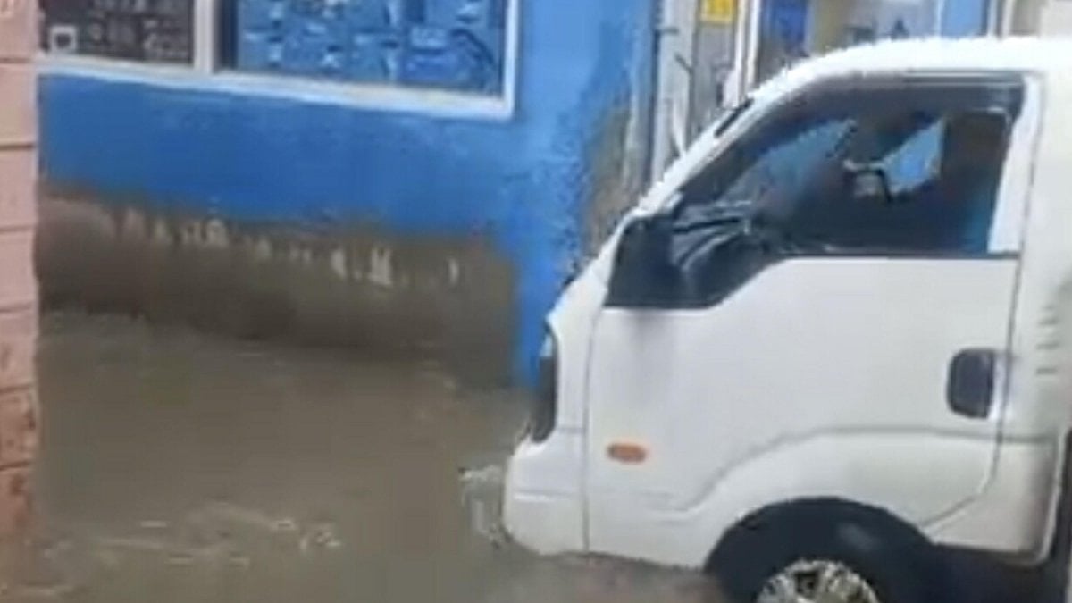 Balıkesir'de sağanak sonrası cadde ve sokaklar göle döndü