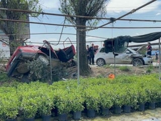 İzmir'de 3 otomobilin karıştığı kazada bir kişi hayatını kaybetti