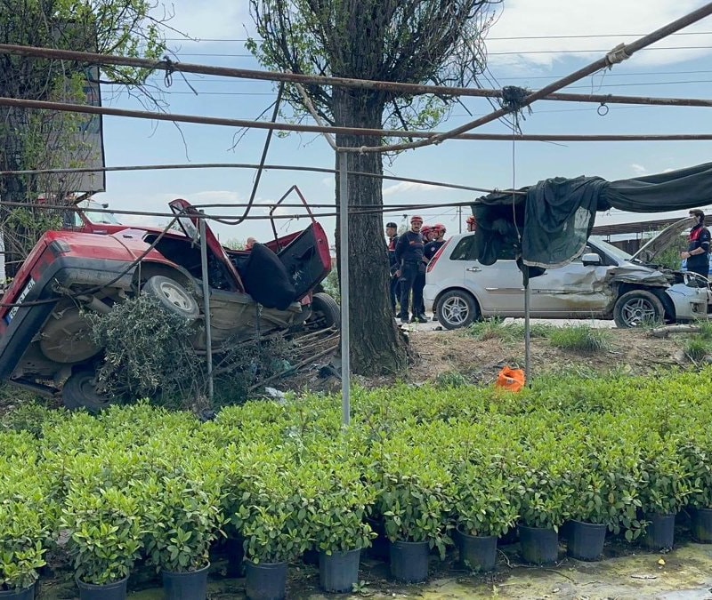 İzmir'de 3 otomobilin karıştığı kazada bir kişi hayatını kaybetti