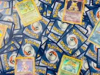 Biriktirdiği kartlar hayatını değiştirdi; Öyle bir fiyata satıldı ki...