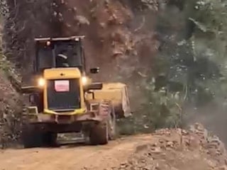 Rize’de heyelan sahasında saniyelerle yarış: İş makinesi ikinci göçükten kurtuldu