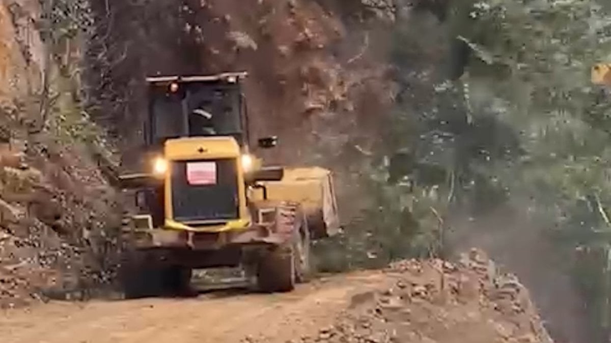 Rize’de heyelan sahasında saniyelerle yarış: İş makinesi ikinci göçükten kurtuldu