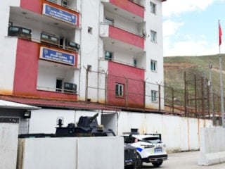 Van'da ehliyet sınavıma kopya düzeneğiyle girdiler: Suçüstü yakalandılar