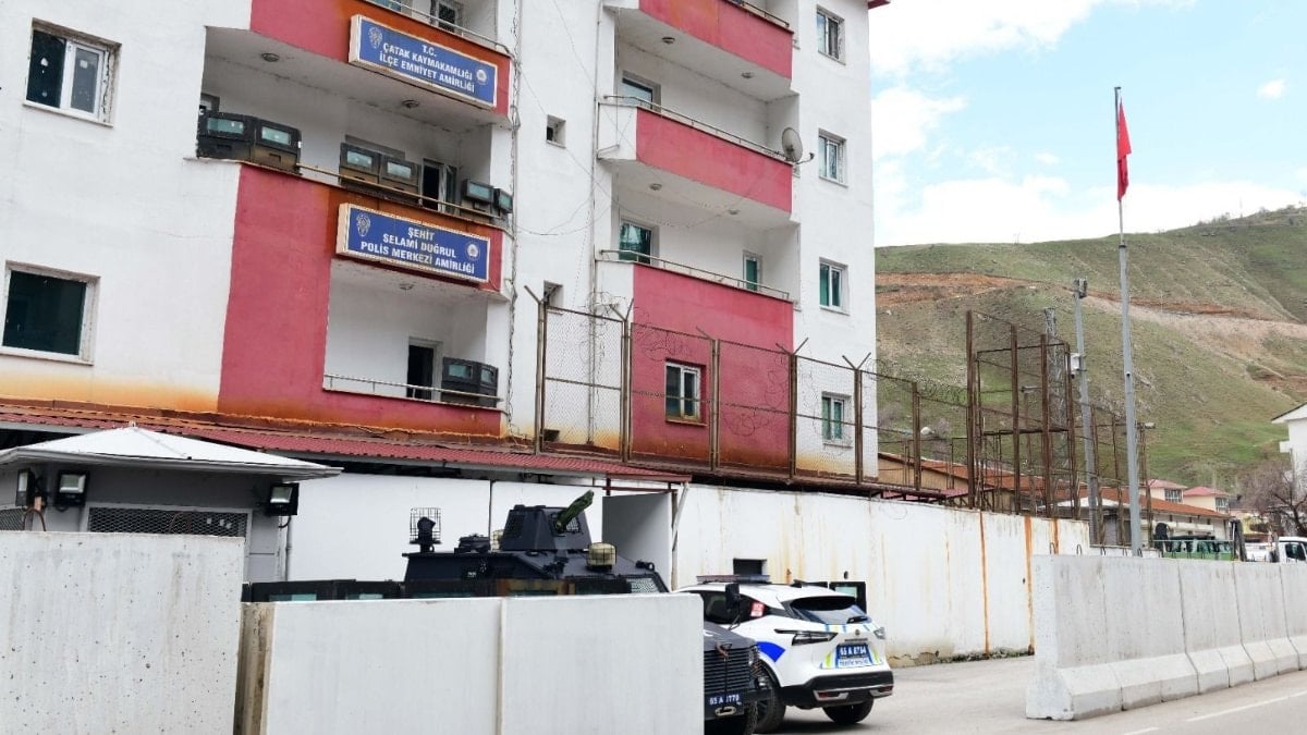 Van'da ehliyet sınavıma kopya düzeneğiyle girdiler: Suçüstü yakalandılar