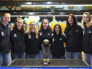 Fenerbahçeli kadın basketbolcular, taraftarlarla bir araya geldi