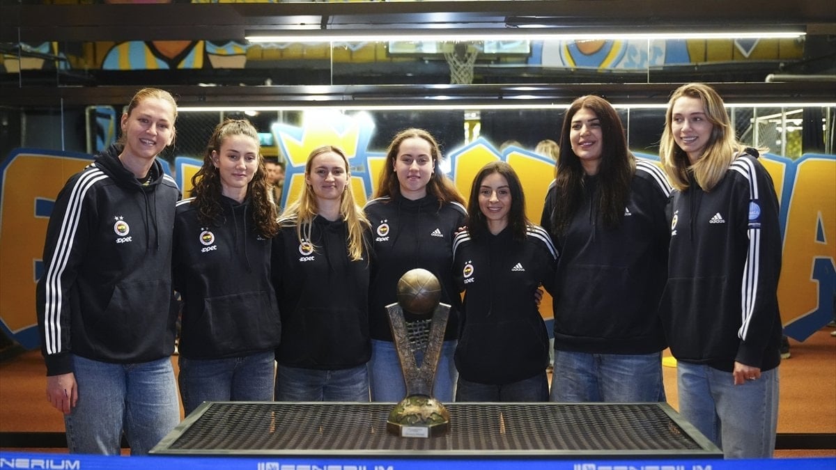 Fenerbahçeli kadın basketbolcular, taraftarlarla bir araya geldi