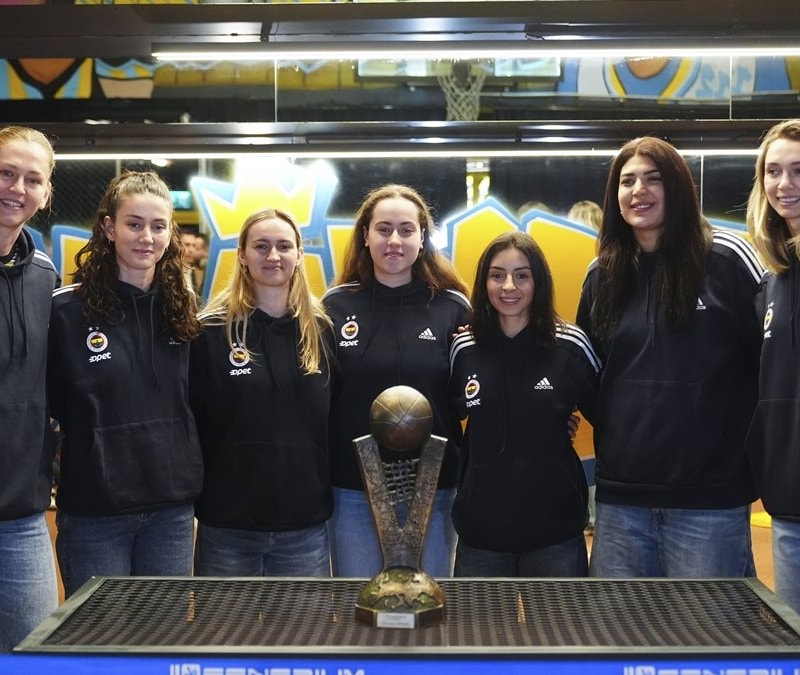 Fenerbahçeli kadın basketbolcular, taraftarlarla bir araya geldi