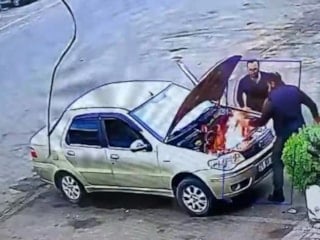 Diyarbakır'da alev alan otomobili üfleyerek söndürmeye çalışan adam kamerada
