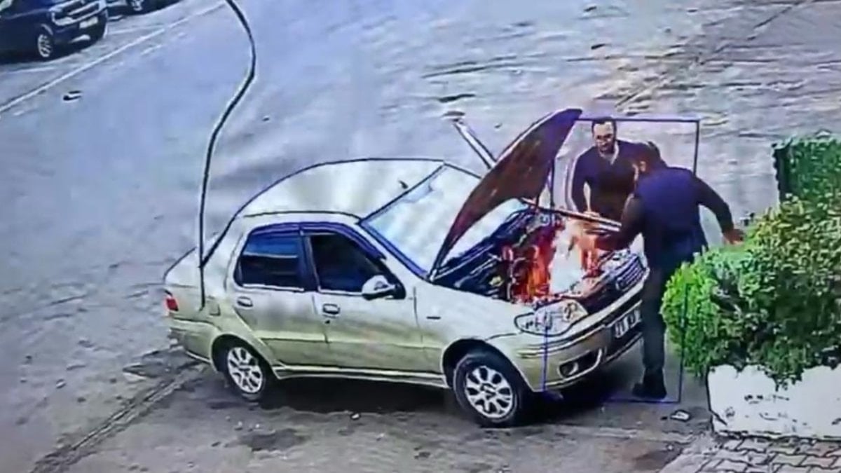 Diyarbakır'da alev alan otomobili üfleyerek söndürmeye çalışan adam kamerada