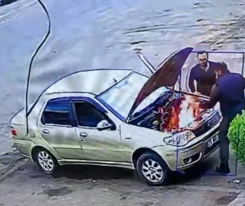 Diyarbakır'da alev alan otomobili üfleyerek söndürmeye çalışan adam kamerada