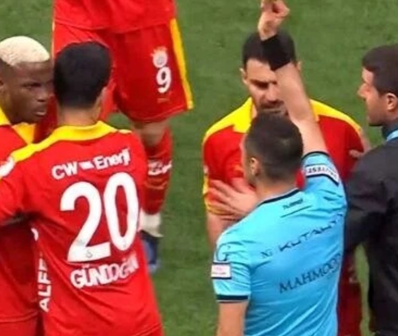 Victor Osimhen'den maç sonu hakeme büyük tepki!