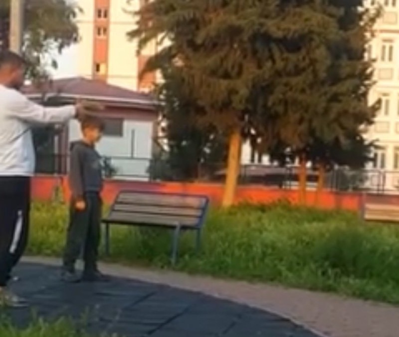 Adana'da çocuğa oyuncak silahla atış talimi