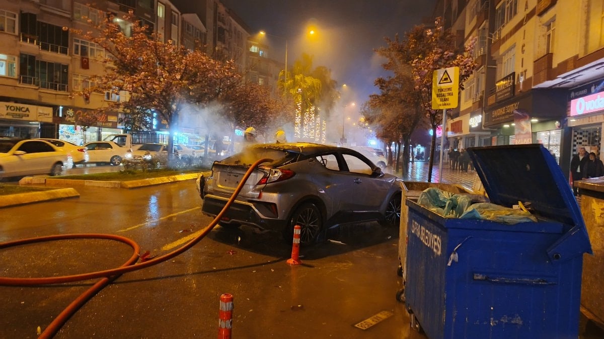 Samsun'da babasıyla tartıştı, park halindeki aracı yaktı