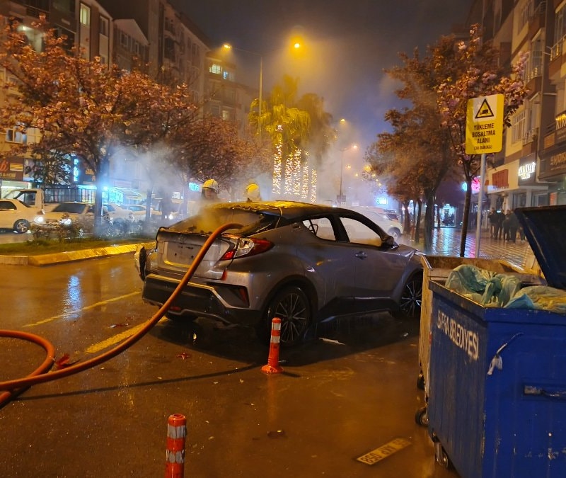 Samsun'da babasıyla tartıştı, park halindeki aracı yaktı