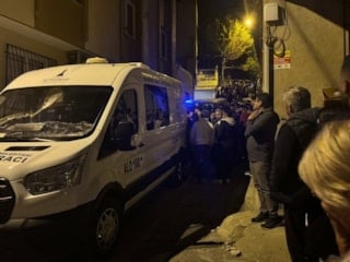 İzmir'de eşi tabancayla boğazından vurdu: Talihsiz kadın yaşamını yitirdi