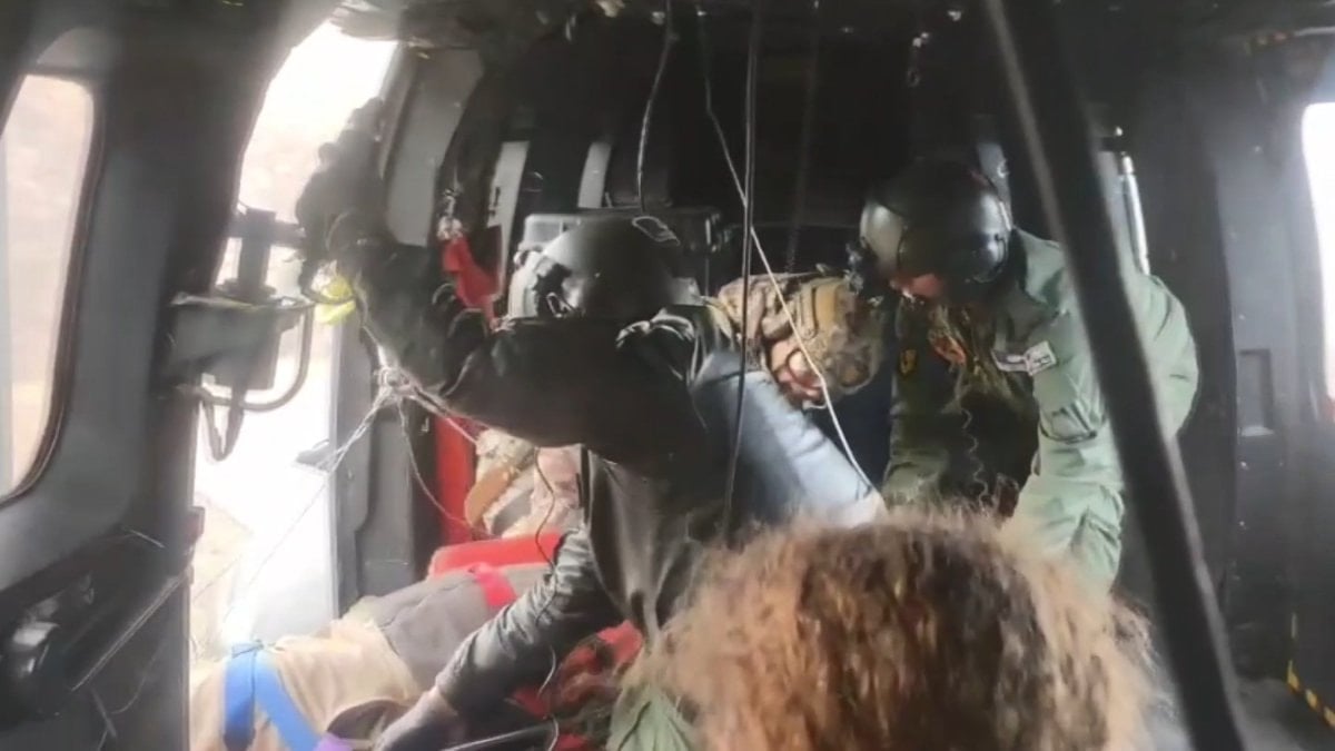 MSB duyurdu: Dağlık alanda yaralanan vatandaş helikopterle Erzurum'a getirildi