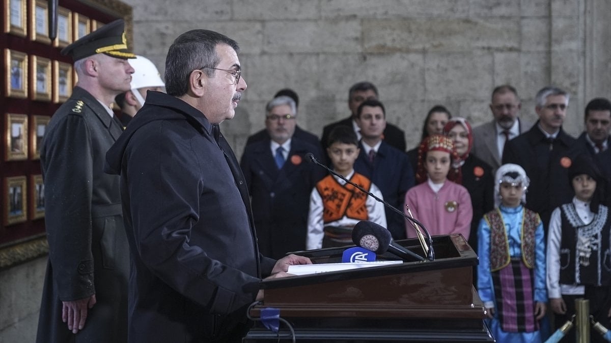 Yusuf Tekin, öğretmen ve öğrencilerle Anıtkabir'de