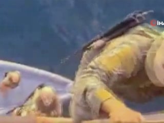 İran operasyon görüntülerini paylaştı: Hürmüz'de iki gemiye el konuldu