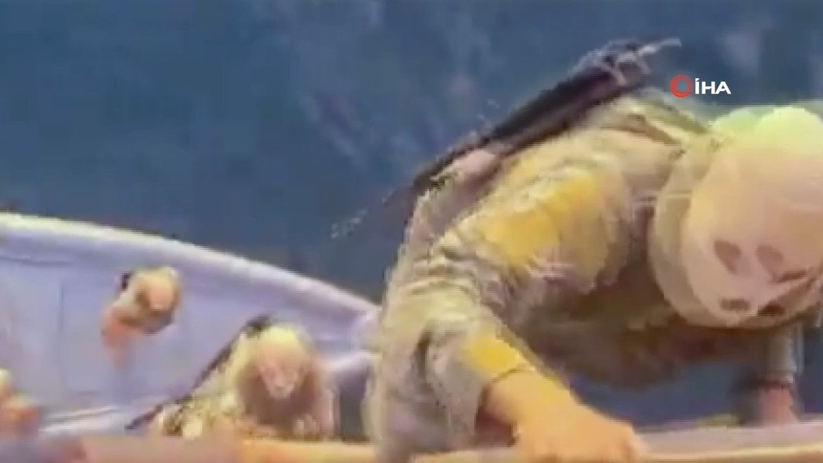 İran operasyon görüntülerini paylaştı: Hürmüz'de iki gemiye el konuldu