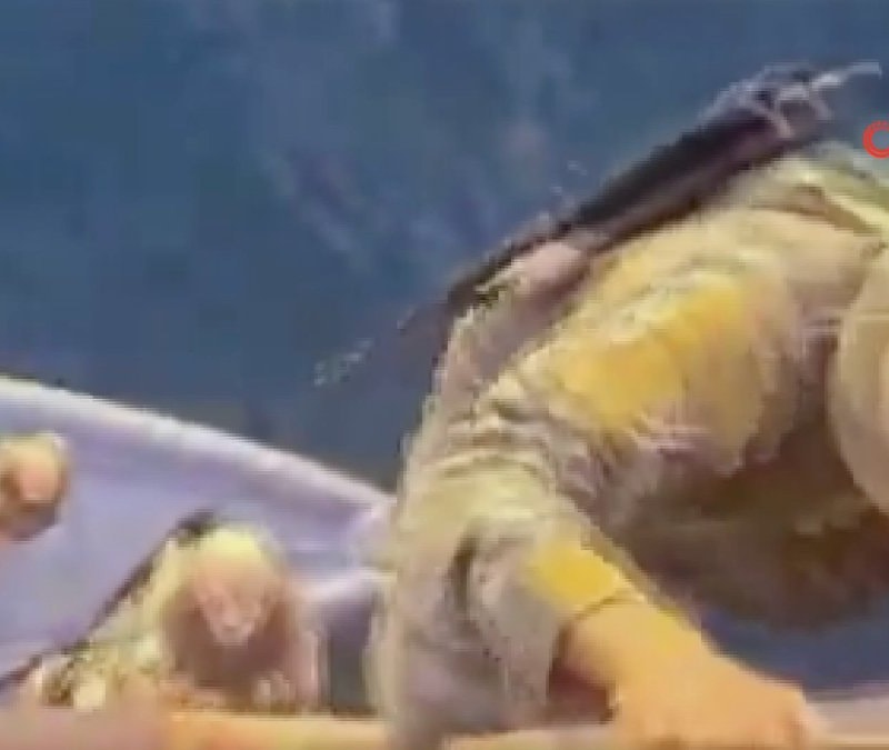 İran operasyon görüntülerini paylaştı: Hürmüz'de iki gemiye el konuldu