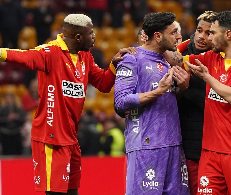 Victor Osimhen'den Günay Güvenç'e destek paylaşımı