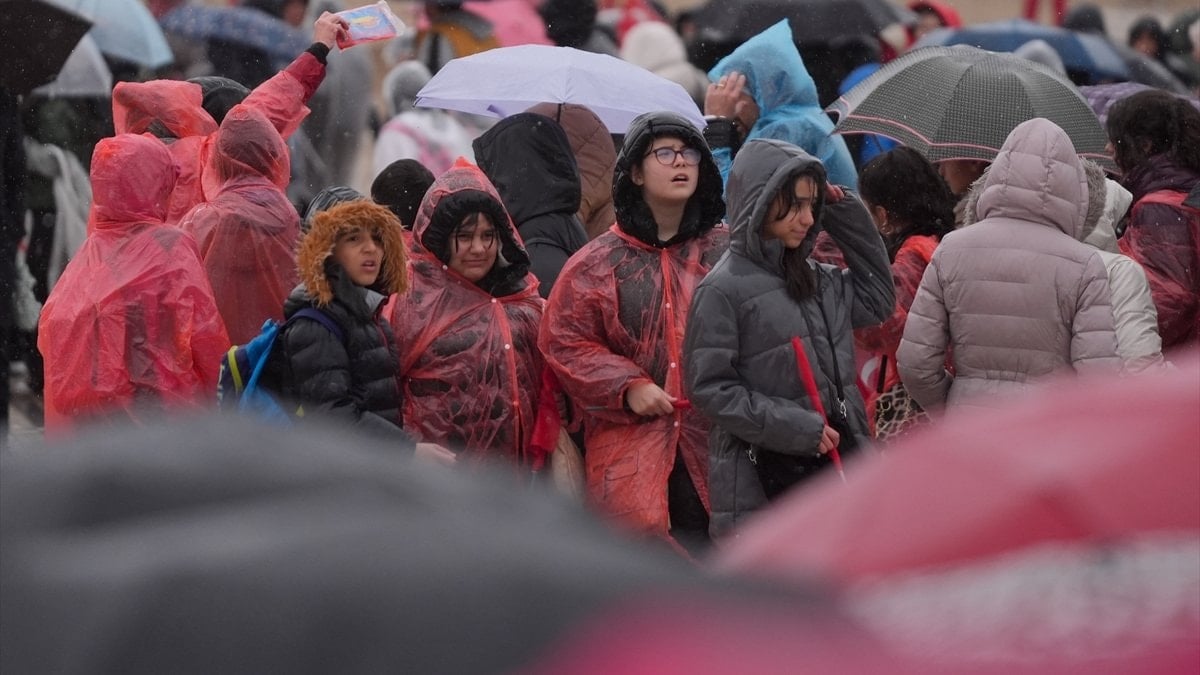 Anıtkabir'de yağmur altında 23 Nisan