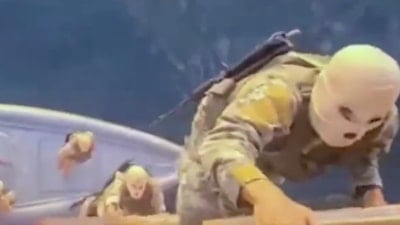 İran operasyon görüntülerini paylaştı: Hürmüz'de iki gemiye el konuldu