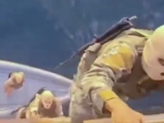 İran operasyon görüntülerini paylaştı: Hürmüz'de iki gemiye el konuldu