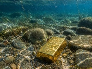 Göle girdi, ayağına servet değdi: Tam 500 gram